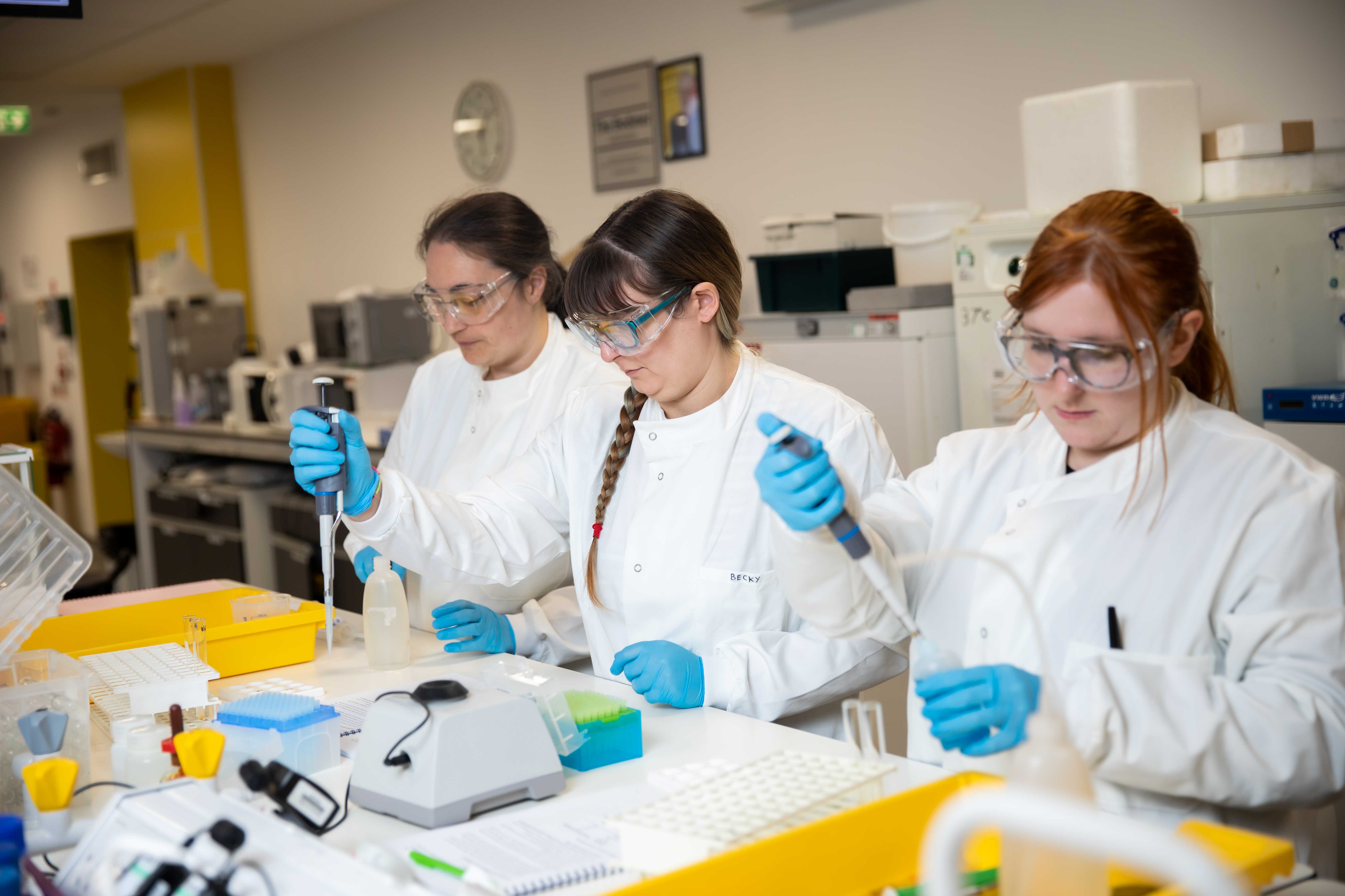 biomedical-science-pathology-laboratory-based-degree-apprenticeship